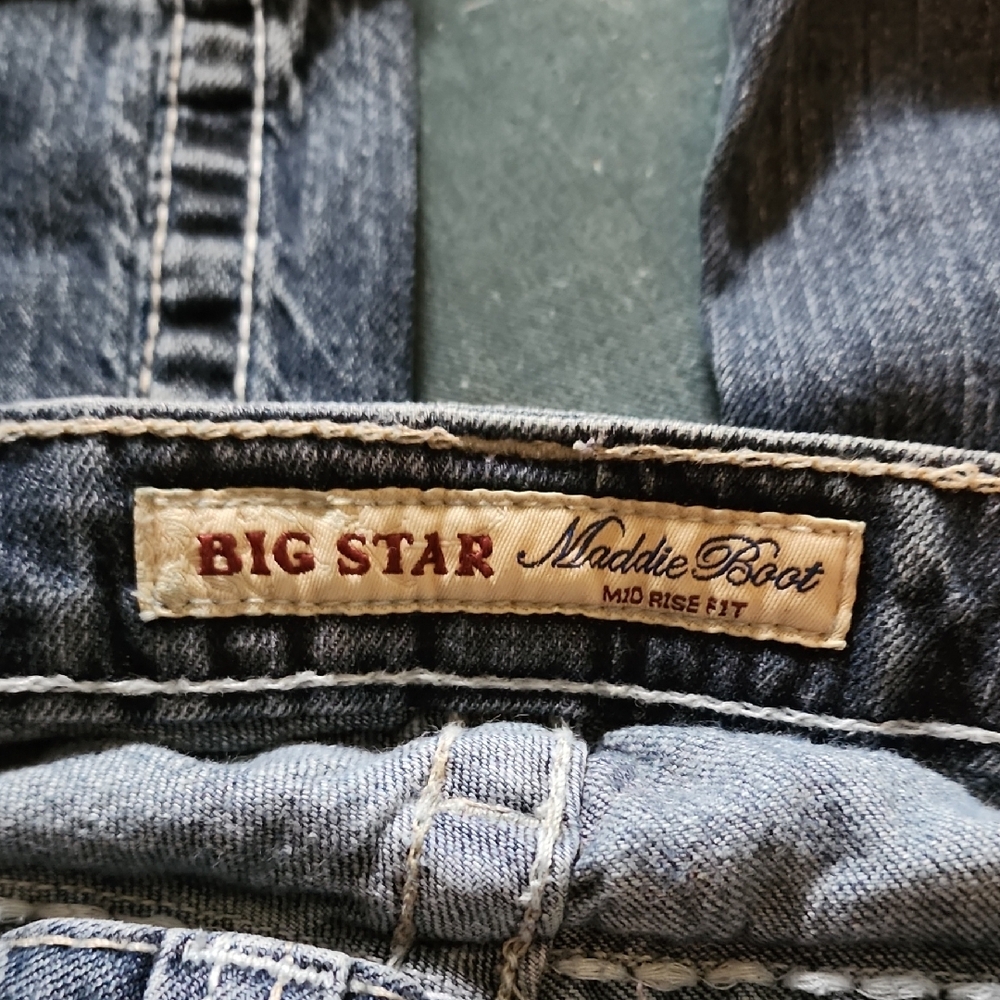 Stylish Blue Denim Jeans with Embellished Pockets - Picture 5 of 8